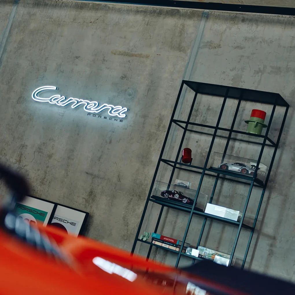 Carrera Leuchtschriftzug – Ltd.